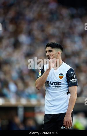 Valencia, Spanien. Februar 2022. Carlos Soler von Valencia CF reagiert beim La Liga Santander Spiel zwischen Valencia CF und FC Barcelona im Mestalla Stadion am 20. Februar 2022 in Valencia, Spanien (Foto: David Aliaga/NurPhoto) Credit: NurPhoto SRL/Alamy Live News Stockfoto