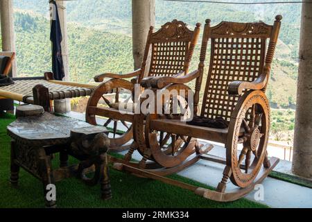 Vintage-Schaukelstühle aus Holz auf dem ländlichen Uttarakhand-Balkon. Ruhiges ländliches Ambiente, Indien Stockfoto