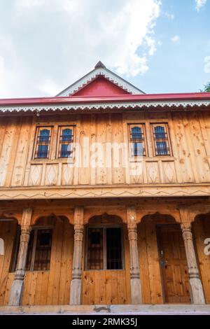 Anblick eines alten Hauses, Garhwal-Architektur, aus Deodar Cedar im ländlichen Uttarakhand, Indien geschnitzt. Stockfoto