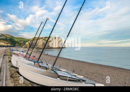 Kieselstrand mit Fischerbooten in Etretat, Normandie, Frankreich auf englischem Kanal bei Sonnenaufgang. Beliebtes Reiseziel Stockfoto