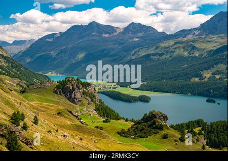 Blick auf den Silser See und das Engadine von oben. Panorama von Maloja und Grevasalvas Stockfoto