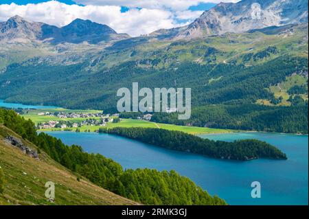 Blick auf den Silser See und das Engadine von oben. Panorama von Maloja und Grevasalvas Stockfoto