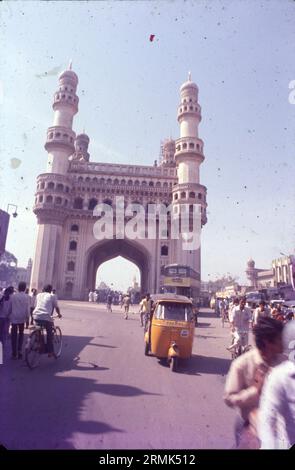 Der Charminar ist ein Monument in Hyderabad, Telangana, Indien. Das 1591 erbaute Wahrzeichen ist ein Symbol von Hyderabad und offiziell in das Emblem von Telangana integriert. Die lange Geschichte des Charminar umfasst die Existenz einer Moschee in der obersten Etage für mehr als 425 Jahre. Stockfoto