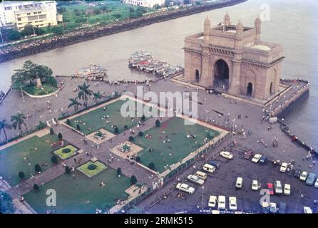 Das Gateway of India ist ein im frühen 20. Jahrhundert in der Stadt Mumbai, Indien, erbautes Bogendenkmal. Es wurde errichtet, um der Landung von König-Kaiser George V zu gedenken, dem ersten britischen Monarchen, der Indien besuchte, im Dezember 1911 an der Strand Road in der Nähe des Wellington Fountain. Stockfoto