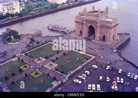 Das Gateway of India ist ein im frühen 20. Jahrhundert in der Stadt Mumbai, Indien, erbautes Bogendenkmal. Es wurde errichtet, um der Landung von König-Kaiser George V zu gedenken, dem ersten britischen Monarchen, der Indien besuchte, im Dezember 1911 an der Strand Road in der Nähe des Wellington Fountain. Stockfoto