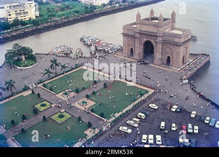 Das Gateway of India ist ein im frühen 20. Jahrhundert in der Stadt Mumbai, Indien, erbautes Bogendenkmal. Es wurde errichtet, um der Landung von König-Kaiser George V zu gedenken, dem ersten britischen Monarchen, der Indien besuchte, im Dezember 1911 an der Strand Road in der Nähe des Wellington Fountain. Stockfoto
