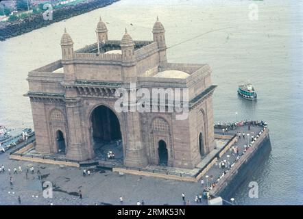 Das Gateway of India ist ein im frühen 20. Jahrhundert in der Stadt Mumbai, Indien, erbautes Bogendenkmal. Es wurde errichtet, um der Landung von König-Kaiser George V zu gedenken, dem ersten britischen Monarchen, der Indien besuchte, im Dezember 1911 an der Strand Road in der Nähe des Wellington Fountain. Stockfoto