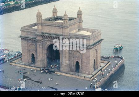 Das Gateway of India ist ein im frühen 20. Jahrhundert in der Stadt Mumbai, Indien, erbautes Bogendenkmal. Es wurde errichtet, um der Landung von König-Kaiser George V zu gedenken, dem ersten britischen Monarchen, der Indien besuchte, im Dezember 1911 an der Strand Road in der Nähe des Wellington Fountain. Stockfoto
