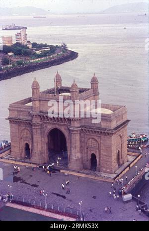 Das Gateway of India ist ein im frühen 20. Jahrhundert in der Stadt Mumbai, Indien, erbautes Bogendenkmal. Es wurde errichtet, um der Landung von König-Kaiser George V zu gedenken, dem ersten britischen Monarchen, der Indien besuchte, im Dezember 1911 an der Strand Road in der Nähe des Wellington Fountain. Stockfoto