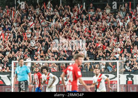 Madrid, Spanien. 28. August 2023. Die Fans von Rayo Vallecano waren während des EA Sports 2023-24 La Liga-Spiels zwischen Rayo Vallecano und Atletico de Madrid im Rayo Vallecano Stadion begeistert. Endstand: Rayo Vallecano 0:7 Atletico Madrid. Quelle: SOPA Images Limited/Alamy Live News Stockfoto