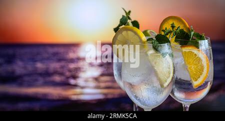 Drei Bunte Gin Tonic Cocktails In Glasses Auf Der Bar Counter Im Pub Oder Restaurant. Night Pub Am Meer. Lifestyle Stockfoto