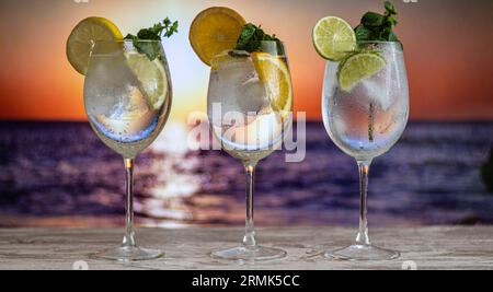 Drei Bunte Gin Tonic Cocktails In Glasses Auf Der Bar Counter Im Pub Oder Restaurant. Night Pub Am Meer. Lifestyle Stockfoto