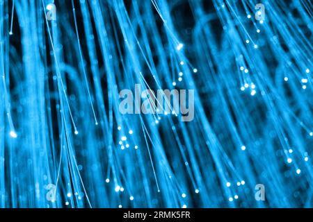 Neonblauer faseroptischer abstrakter Lichthintergrund Stockfoto
