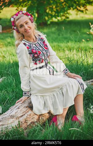 Hammel, Dänemark, 28. Mai 2023: Reife Frau in ukrainischem Nationalkleid Stockfoto