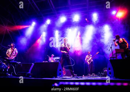 Turin Italien. August 2023 25. Ein Solo-Projekt von Maarten Devoldere WARHAUS spielt live auf der Bühne des Spazio 211 während des „heutigen Festivals 2023“. Stockfoto