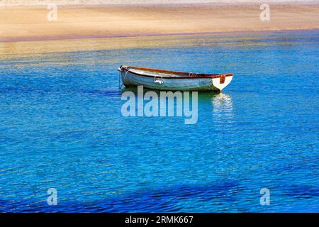 Weißes Ruderboot am Ufer, Sandstrand, türkisfarbenes Wasser, kornische Karibik, höhere Stadt, St. Martin's, Isles of Scilly, Cornwall, England, United Stockfoto