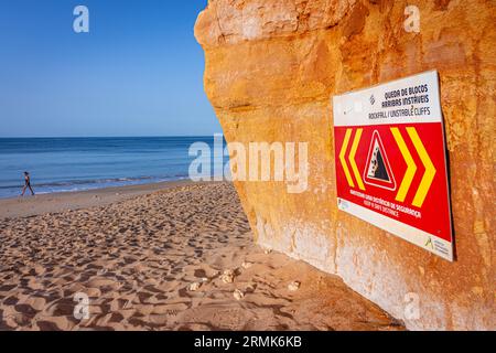 FELSSTURZ INSTABILE KLIPPEN, HALTEN SIE Einen SICHEREN ABSTAND ist in englischer Sprache auf einem Warnschild in Portugal auf den Klippen des Atlantischen Ozeans geschrieben. Felsen und Stockfoto