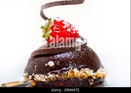 Frischer Schokoladen-Erdbeermousse über weiß mit Silberlöffel Stockfoto