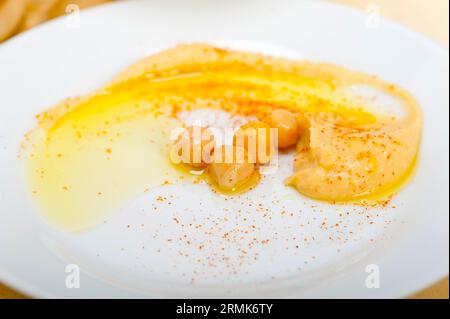 Traditionelle Kichererbsen Hummus mit Pita-Brot und Paprika oben drauf Stockfoto