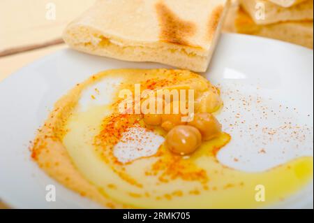 Traditionelle Kichererbsen Hummus mit Pita-Brot und Paprika oben drauf Stockfoto