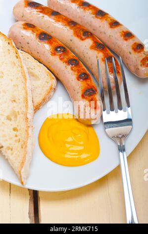 Traditionelle, frische deutsche Wurstwurst, gegrillt mit gelbem Senf Stockfoto