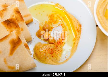 Traditionelle Kichererbsen Hummus mit Pita-Brot und Paprika oben drauf Stockfoto