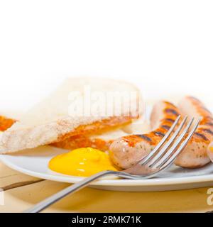 Traditionelle, frische deutsche Wurstwurst, gegrillt mit gelbem Senf Stockfoto