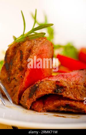 Rinderfilet Mignon gegrillt mit frischem Gemüse, Pilztomaten und Rucola-Salat Stockfoto