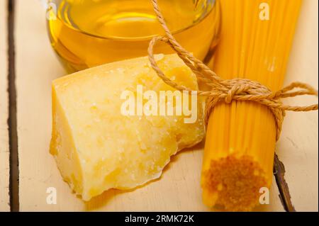 Italienische Pasta Grundnahrungsmittel Zutaten Parmesan-Käse und Olivenöl extra vergine Stockfoto