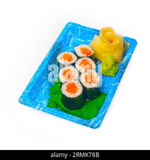 Nehmen Sie eine Auswahl an frischem Sushi-Express auf einem Plastiktablett mit Stockfoto