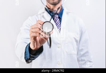 Nahaufnahme eines Arztes, der das Stethoskop isoliert hält. Unkenntlicher Arzt mit Stethoskop auf weißem Hintergrund Stockfoto