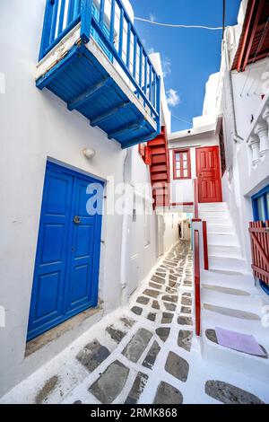 Weiße kykladische Häuser mit bunten Türen und Fensterläden, Gassen der Altstadt von Chora, Mykonos, Mykonos, Kykladen Stockfoto