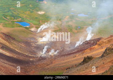 Heißes Gas steigt aus vulkanischen Quellen auf dem steilen Hang des Mt. Asahidake in Hokkaido, Japan Stockfoto