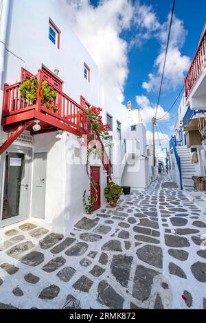 Weiße kykladische Häuser mit bunten Türen und Fensterläden, Gassen der Altstadt von Chora, Mykonos, Mykonos, Kykladen Stockfoto