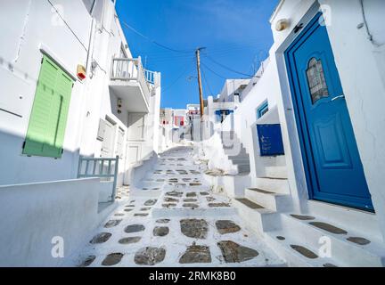 Weiße kykladische Häuser mit bunten Fensterläden und Türen, Gassen der Altstadt von Chora, Mykonos, Mykonos, Kykladen Stockfoto