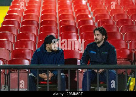 Sunshine North, Australien. 29 {Monatsname}, 2023. Zwei Mitglieder des Match Day Sanitäter sitzen vor dem Spiel auf den Tribünen. Quelle: James Forrester/Alamy Live News Stockfoto