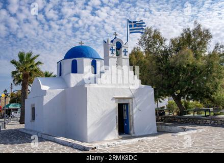 Weiß blau griechisch-orthodoxe Kirche St. Nikolaus Thalassitis, mit griechischer Flagge, Parikia, Paros, Kykladen, Griechenland Stockfoto