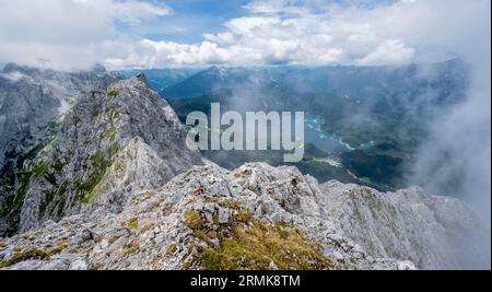 Blick vom Gipfel des Waxensteins über den felsigen und schmalen Kamm des Waxensteins zum Eibsee, bewölkte felsige Bergwelt Stockfoto