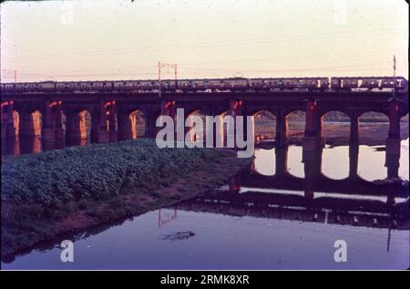 Eisenbahnbrücke Über Mula Mutha Rivers, Pune, Maharashtra, Indien Stockfoto