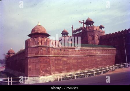 Red Fort ist eines der schönsten historischen Denkmäler Indiens. Red Fort, oder „Lal Qila“, wurde vom Mogul-Kaiser Shah Jahan erbaut. Er besteht aus roten Sandsteinen und wurde früher mit Edelsteinen beschichtet. Jedes Jahr wird die Nationalflagge am Unabhängigkeitstag auf ihre Spitze gehisst. Stockfoto