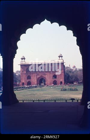 Red Fort ist eines der schönsten historischen Denkmäler Indiens. Red Fort, oder „Lal Qila“, wurde vom Mogul-Kaiser Shah Jahan erbaut. Er besteht aus roten Sandsteinen und wurde früher mit Edelsteinen beschichtet. Jedes Jahr wird die Nationalflagge am Unabhängigkeitstag auf ihre Spitze gehisst. Stockfoto