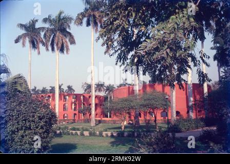 Jantar Mantar liegt in der modernen Stadt Neu-Delhi. "Jantar Mantar" bedeutet "Instrumente zur Messung der Harmonie des Himmels". Es besteht aus 13 architektonischen astronomischen Instrumenten. Connaught Place, Sansad Marg, Neu-Delhi. Jantar Mantar wurde 1724 von Maharaja Jai Singh II. Aus Jaipur erbaut und ist eines der fünf astronomischen Observatorien, die der König in Nordindien errichtet hat. Die eindrucksvollen Kombinationen geometrischer Formen haben Architekten, Künstler und Kunsthistoriker aus aller Welt auf sich aufmerksam gemacht. Stockfoto