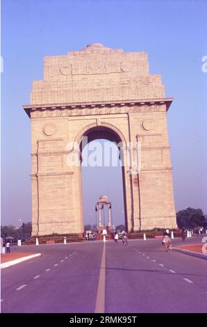 Im Zentrum von Neu-Delhi steht das 42 m hohe India Gate, ein „Arc-de-Triomphe“-ähnlicher Bogen in der Mitte einer Kreuzung. Fast wie sein französisches Pendant erinnert es an die 70.000 indischen Soldaten, die im Ersten Weltkrieg im Kampf um die britische Armee ihr Leben verloren haben. Das India Gate ist ein Kriegsdenkmal, das sich in der Nähe des Kartavya-Weges am östlichen Rand der „zeremoniellen Achse“ von Neu-Delhi befindet. früher Rajpath genannt. Stockfoto