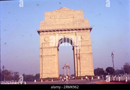 Im Zentrum von Neu-Delhi steht das 42 m hohe India Gate, ein „Arc-de-Triomphe“-ähnlicher Bogen in der Mitte einer Kreuzung. Fast wie sein französisches Pendant erinnert es an die 70.000 indischen Soldaten, die im Ersten Weltkrieg im Kampf um die britische Armee ihr Leben verloren haben. Das India Gate ist ein Kriegsdenkmal, das sich in der Nähe des Kartavya-Weges am östlichen Rand der „zeremoniellen Achse“ von Neu-Delhi befindet. früher Rajpath genannt. Stockfoto