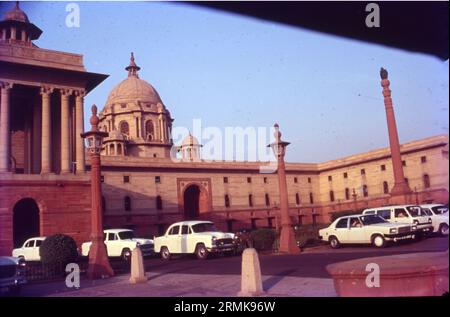 Der Nord- und der Südblock, der sich auf dem Raisina-Hügel übereinander befindet, stehen für die kompromisslose Haltung der Hauptstadt der Nation. North Block, Zentralsekretariat, Neu-Delhi Stockfoto