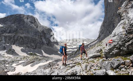 Zwei Wanderer auf einem Wanderweg zum Hochkoenig, Salzburger Land, Österreich Stockfoto