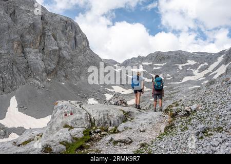 Zwei Wanderer auf einem Wanderweg zum Hochkoenig, Salzburger Land, Österreich Stockfoto