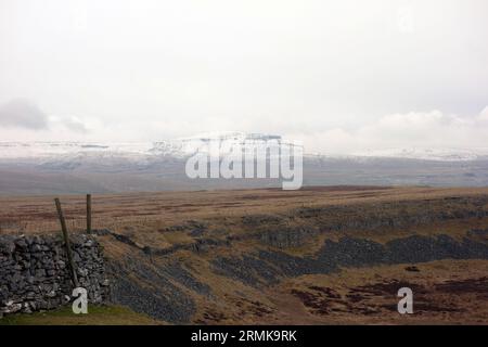 Schneebedeckter Pen-y-gent vom Sulber Gate auf Thieves Moss im Winter, Yorkshire Dales National Park, England, Großbritannien. Stockfoto