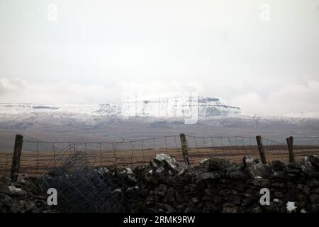 Schneebedeckter Pen-y-gent vom Sulber Gate auf Thieves Moss im Winter, Yorkshire Dales National Park, England, Großbritannien. Stockfoto