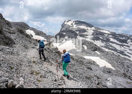 Hochalpenlandschaft, zwei Wanderer auf Wanderweg nach Hochkoenig, Salzburger Land, Österreich Stockfoto